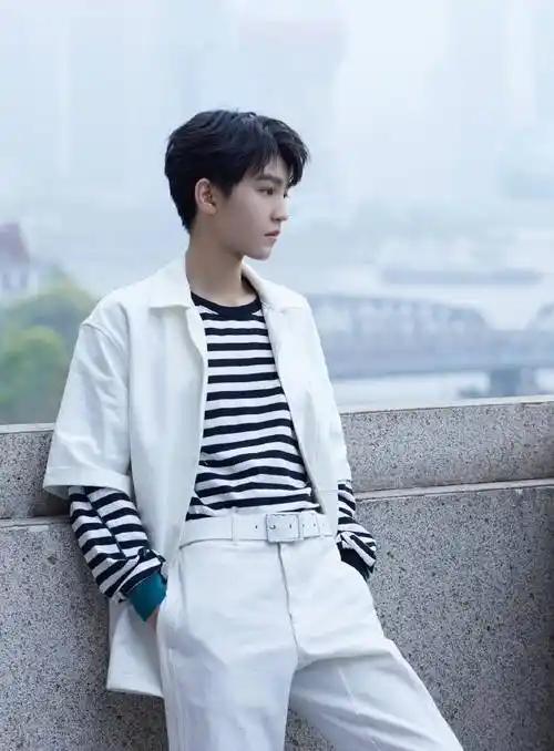 恰好是少年发布会:刘昊然穿错袜子,王俊凯谈高反经历心疼又好笑_流星