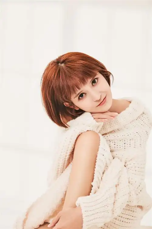 1/ 12 近日,演员肖茵曝出一组最新秋冬写真.