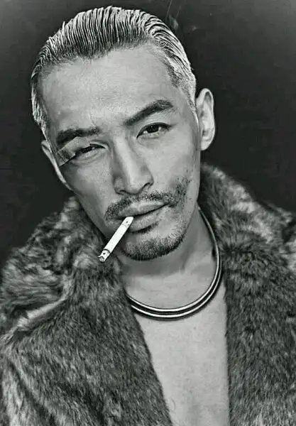 娱乐圈爱抽烟的明星,王宝强抽的是境界,这三位抽的是笑话