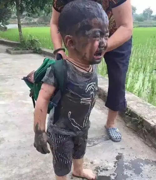 孩子掉进了泥巴坑里去了哭的好伤心啊