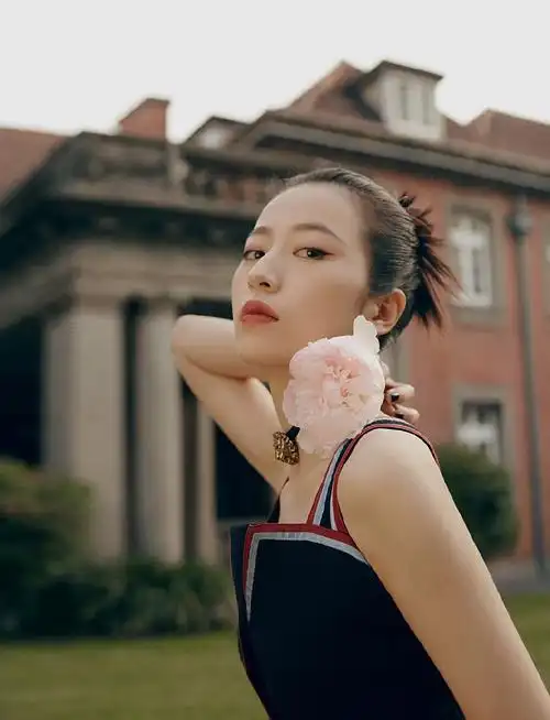 周雨彤性感户外时尚写真图片39