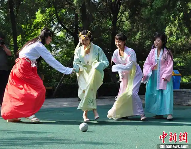 各地丰富活动迎中秋——河北青年着汉服踢蹴鞠