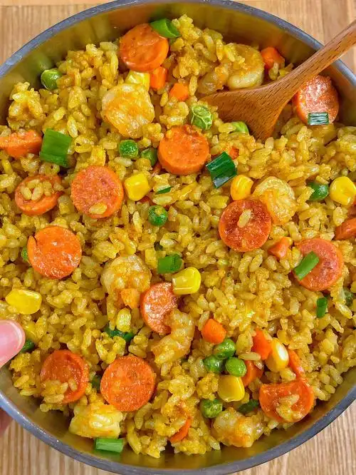 墙裂推荐给你们这个做法超超超简单的咖喱虾仁炒饭!香到没朋友!