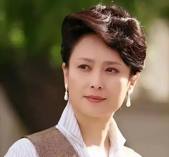 她跟演员丈夫离婚,二婚嫁入豪门至今无子,今60岁被宠成"公主"_左翎