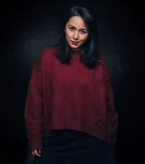 原创靳东老婆近照曝光44岁李佳自信秀全素颜皮肤白皙发间白丝抢镜