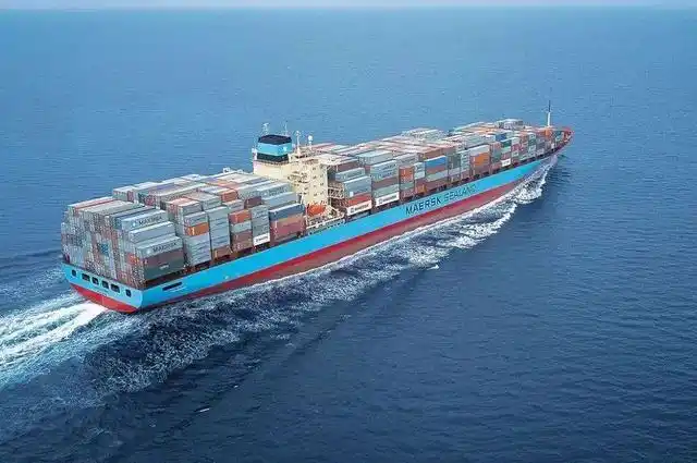 图为大型集装箱货轮