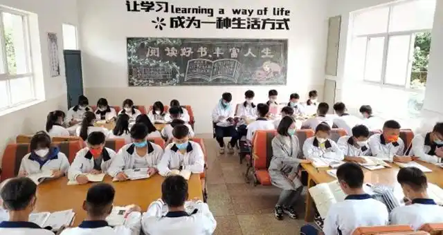 开远市第四中学开展"润泽心灵,传承文明"诵读经典活动