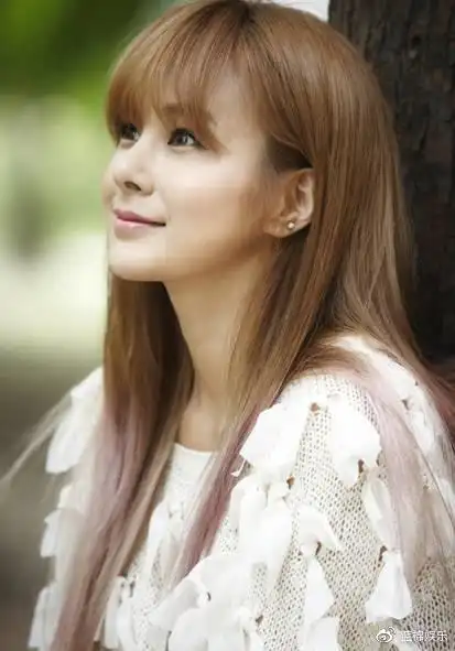 蔡妍近照公开颜值回春 新年给网友送祝福 42岁未婚成单身富婆