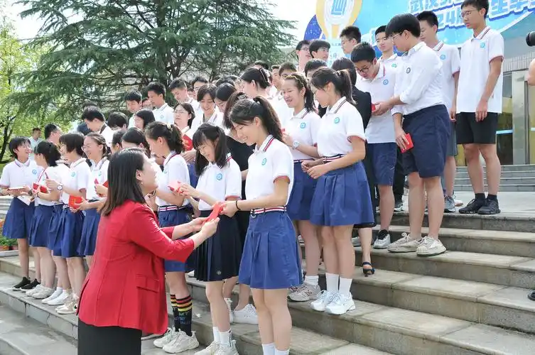 骊歌轻唱   暂别母校-----武汉外校初中部举行2024届毕业典礼