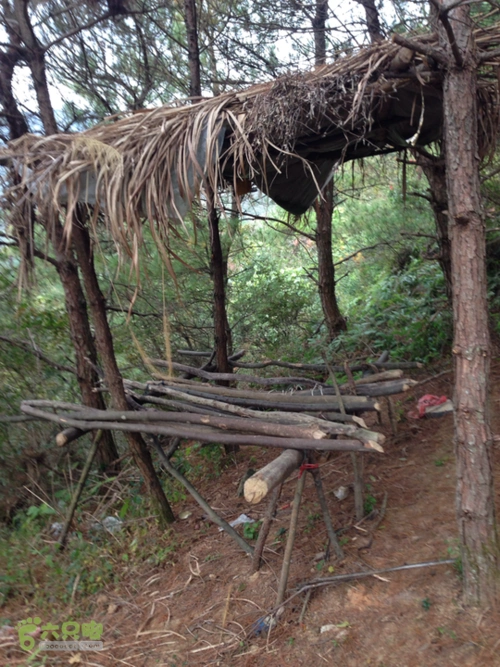 笔架山初游山路边草棚