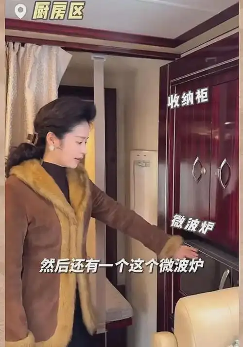 付辛博老婆晒百万奔驰房车冰箱双人床沙发一应俱全颖儿享福了