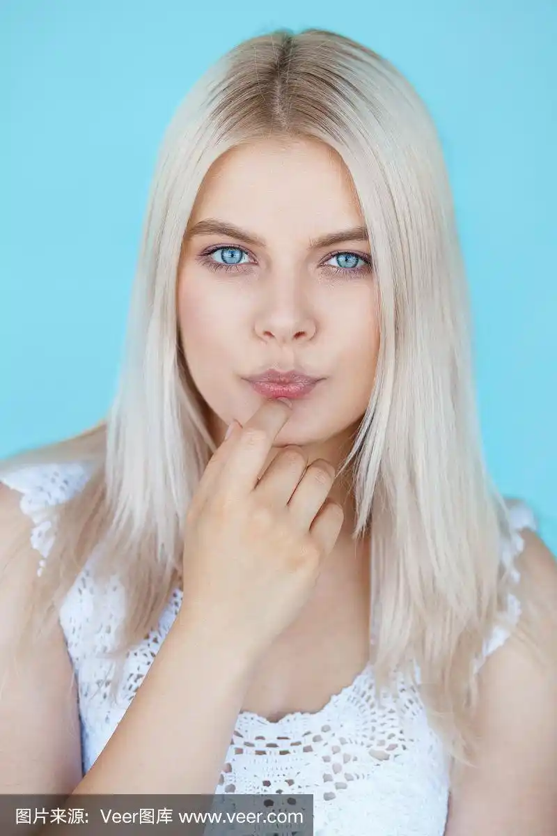 女孩染白头发的特写