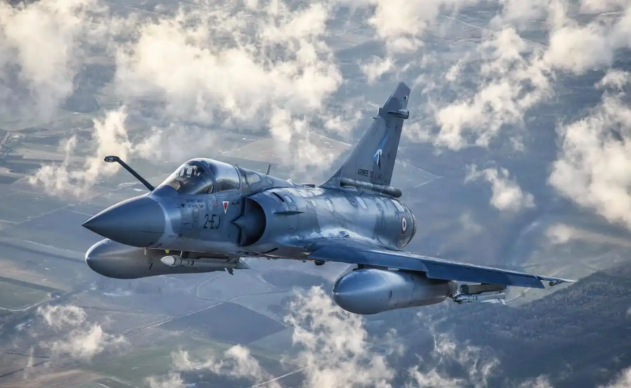 2000是法国达索公司研制的具有典型法兰西风格的三代单发轻型战斗机