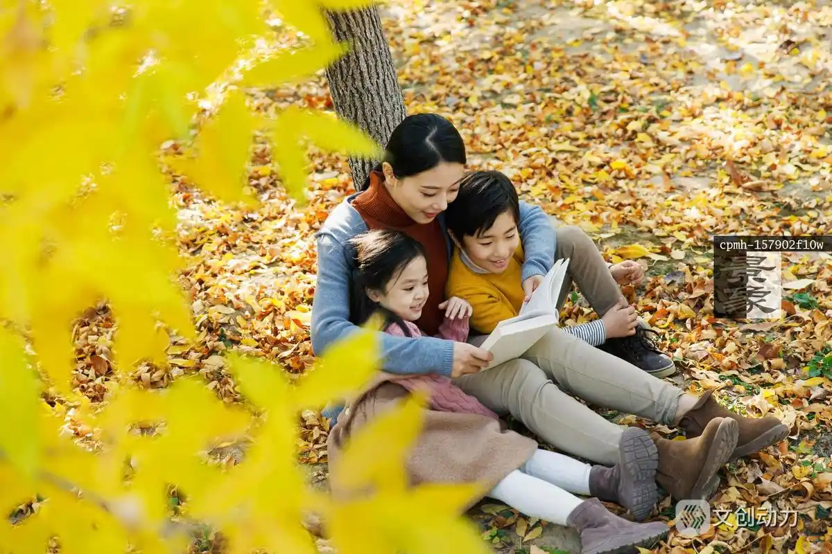 妈妈和孩子在树下看书