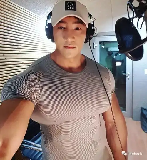 黄哲勋你的胸肌能再大点吗