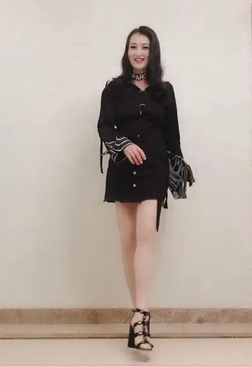 林芳兵奔60岁了也时髦,穿衣高级不扮嫩,优雅老去的样子真美