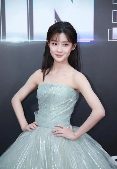 陈意涵穿衣好夏天薄荷绿公主裙太显白仙气快要从屏幕溢出来了