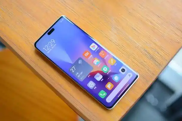 曲面屏手机在很长一段时间里,都被认为是高端机型,即使它只搭载了中档