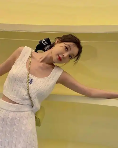 胸大艳俗大胸女孩显瘦穿搭思路来啦