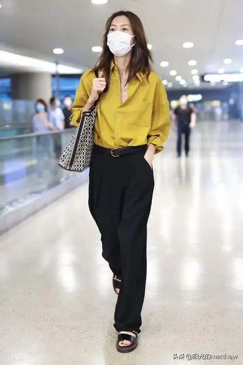 街拍:刘雯芥未黄色衬衫 黑色阔腿裤 凉鞋 托特包干练养眼
