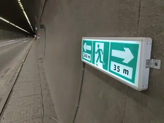 如何确保高速公路隧道紧急疏散指示标志"常亮",为隧道起火时,被困人员