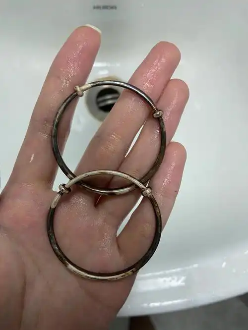 银镯子氧化成黑镯子,一时兴起想着用洗银水洗一洗94洗了几分钟没有