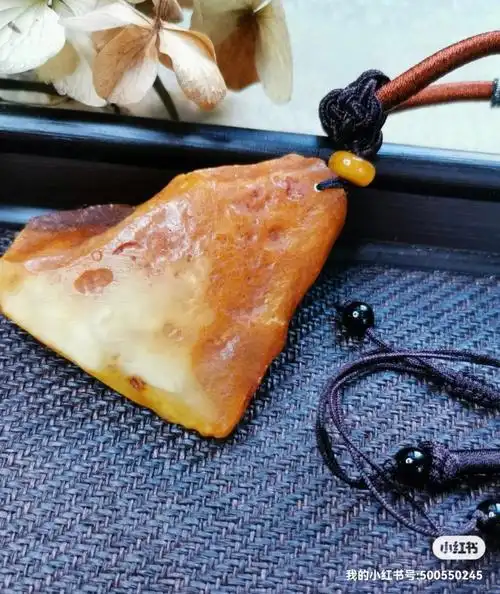 天然老蜜蜡带皮随形挂坠自然古朴的韵味