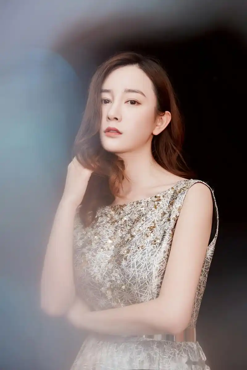 今日,演员张檬身穿sacred coven蕾丝珠宝刺绣高定礼服裙受邀出席第