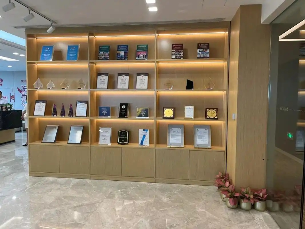 荣誉墙可做成荣誉证书柜 有条件的也可以把荣誉墙做成荣誉柜,摆放更