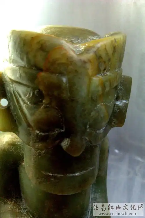 少见的三星堆玉人