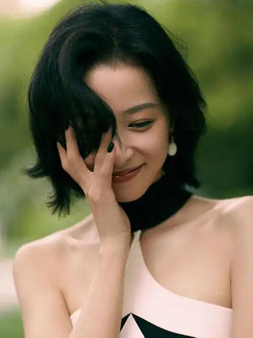 翘臀女神周雨彤登场!她的29岁身材火辣程度让人忍不住嘘声连连!