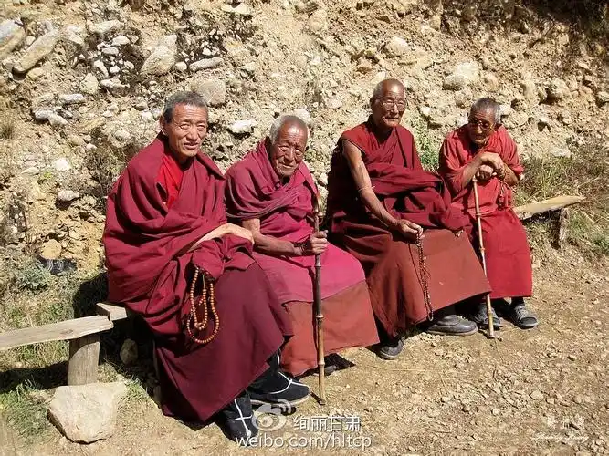 1,格尔底寺位寺内,供奉着圆寂后几百年都不腐坏的活佛肉身,十分神奇