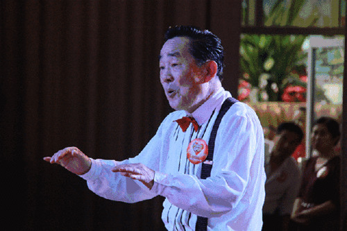 胶州市老年大学合唱团 队员们身着军装《四渡赤水出奇兵》