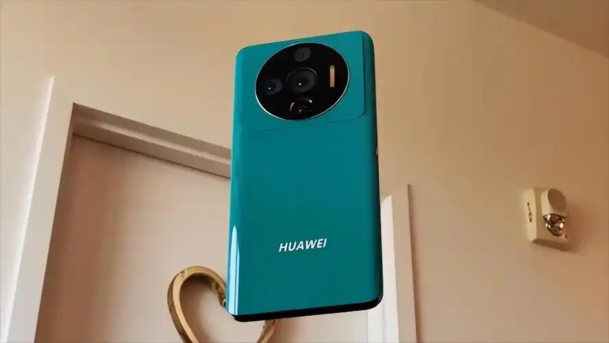 这款手机在外观设计其实和上一代的华为mate40相差不多,可以肯定华为