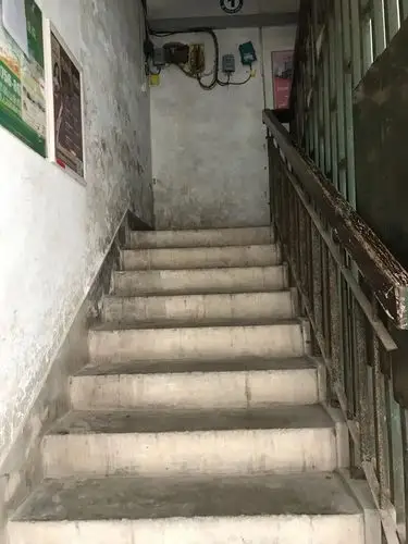 前山街道福石社区老旧小区开展居民协商美化楼道