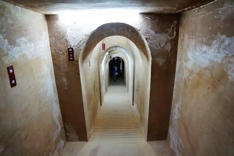 墓道,长长的墓道一路下去,斜坡,我在乾陵的永泰公主墓里面参观,也是