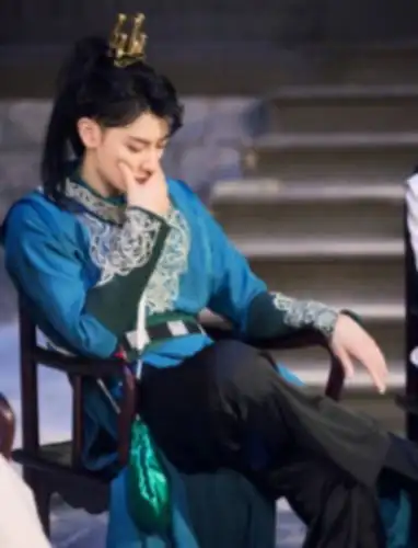 黄子韬身着蓝色古装风度翩翩,剑眉星眸清新俊逸