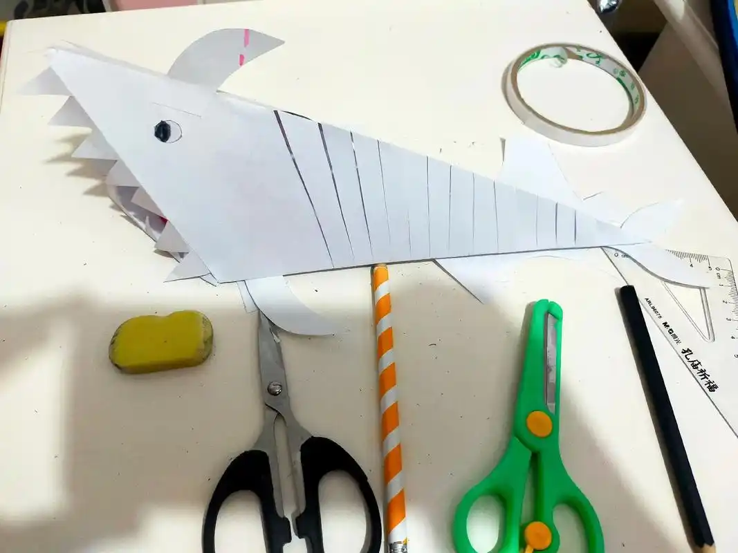 有趣的美术课手工大鲨鱼