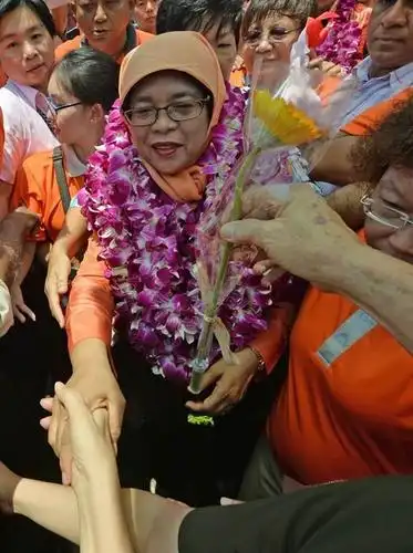 她的学生时期就读新加坡华人女子学校(singapore chinese girls