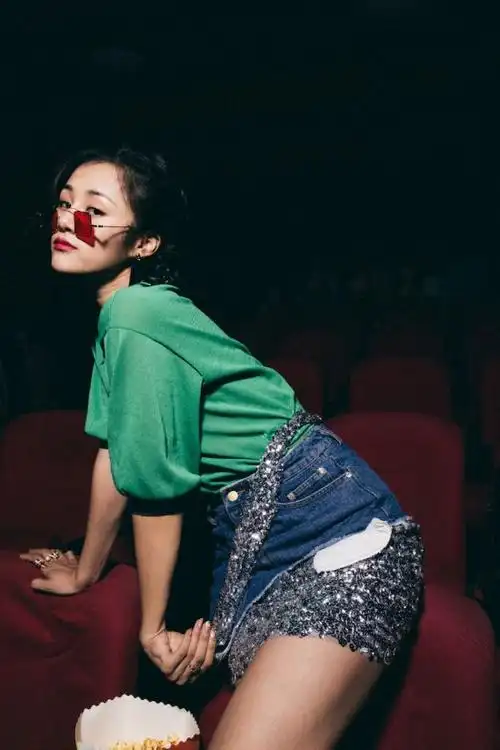 安悦溪"院线大片"拉响心动警报 俏皮小辫演绎少女法则