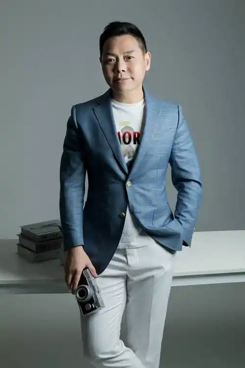 赵国英曝光新写真西装笔挺彰显成熟男人魅力