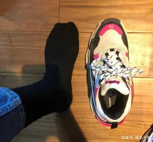 白敬亭27岁生日,与赵又廷互发丑照,还怼乔欣脚大!