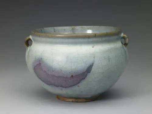 此器是元代瓷器中的大型酒器,胎骨细腻洁白,釉质滋润透亮,青花色泽