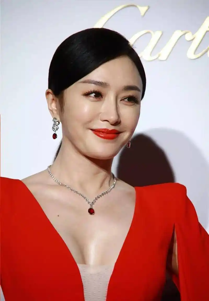 不仅为秦岚的脸部提升了不少气色,同时在配色上也与红色礼服裙保持了