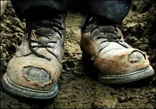 伊战中士兵从尸体上扒鞋穿