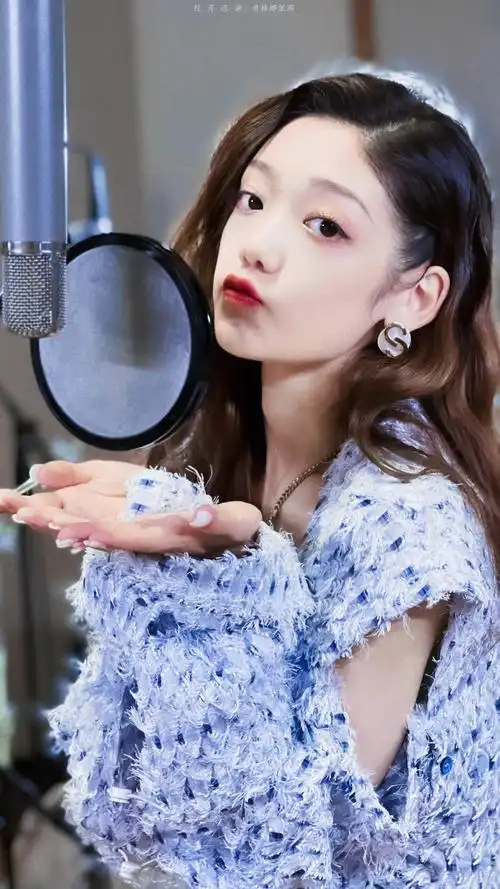 高超话|#希林娜依高0731生日快乐#mua~亲亲@硬糖少女303-希林娜依高