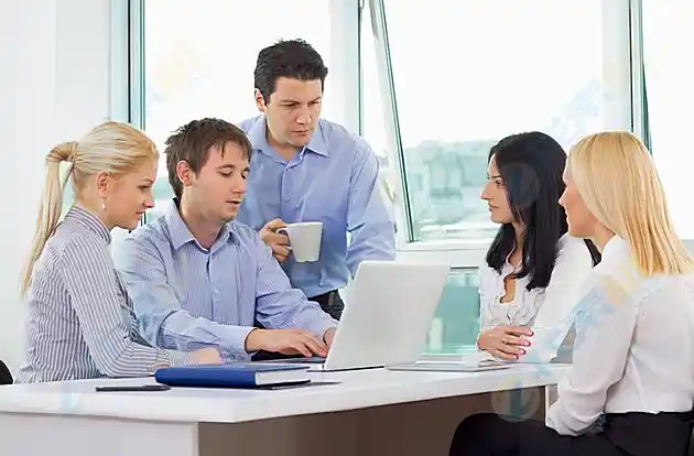 办公室中讨论商量商务团队高清图片下载