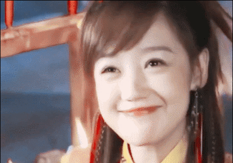 笑起来弯弯像月牙,灵气逼人,甜如初恋