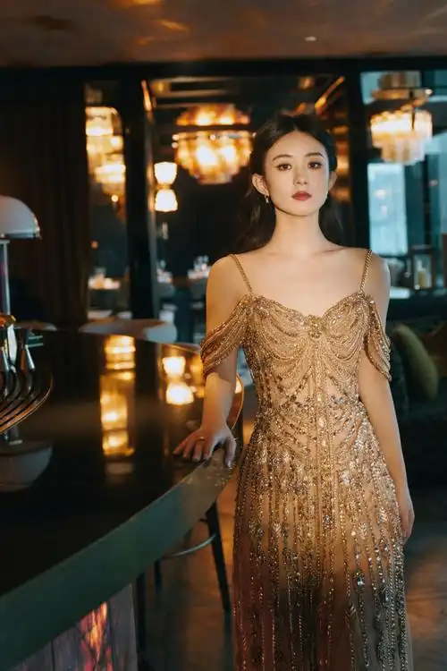 赵丽颖穿鎏金亮钻长裙光影交错下优雅迷人