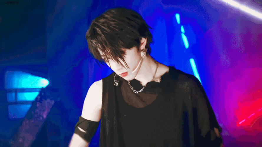 不过最让人印象深刻的应该还是这个丁程鑫和刘耀文的合作舞台《pretty